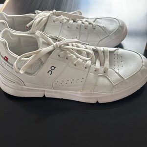 On The Roger brand all leather sneakers in size 10.5.